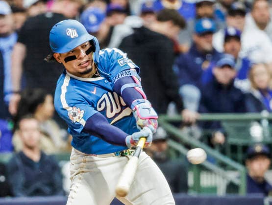 Milwaukee Brewers catcher William Contreras hits a single in the second inning of the MLB, Baseball Herren, USA game between the Los Angeles Dodgers and the Milwaukee Brewers at American Family Field in Milwaukee, Wisconsin on Friday, May 22, 2026.  MIL20260522823 TANNENxMAURY