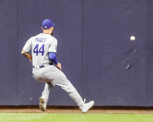 Los Angeles Dodgers center fielder Andy Pages chases a ball off the wall hit for an RBI double by Milwaukee Brewers first baseman Andrew Vaughn in the second inning of the MLB, Baseball Herren, USA game between the Los Angeles Dodgers and the Milwaukee Brewers at American Family Field in Milwaukee, Wisconsin on Friday, May 22, 2026.  MIL20260522825 TANNENxMAURY