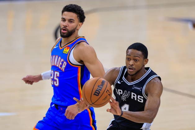 NBA, Basketball Herren, USA West Conference Finals Game 3 - Oklahoma City Thunder vs San Antonio Spurs San Antonio Spurs guard De Aaron Fox (R) makes a pass past Oklahoma City Thunder guard Ajay Mitchell (L) during Game 3 of the NBA Western Conference Finals between the San Antonio Spurs and the Oklahoma City Thunder in San Antonio, USA, 22 May 2026. San Antonio United States  Copyright: xADAMxDAVISx