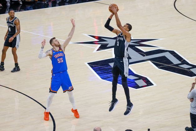 NBA, Basketball Herren, USA West Conference Finals Game 3 - Oklahoma City Thunder vs San Antonio Spurs San Antonio Spurs forward Victor Wembanyama (R) takes a shot over Oklahoma City Thunder center Isaiah Hartenstein (L) during Game 3 of the NBA Western Conference Finals between the San Antonio Spurs and the Oklahoma City Thunder in San Antonio, USA, 22 May 2026. San Antonio United States  Copyright: xADAMxDAVISx
