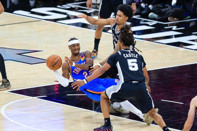 NBA, Basketball Herren, USA West Conference Finals Game 3 - Oklahoma City Thunder vs San Antonio Spurs Oklahoma City Thunder guard Shai Gilgeous-Alexander (C) passes the ball past San Antonio Spurs guards Dylan Harper (L) and Stephon Castle (R) during Game 3 of the NBA Western Conference Finals between the San Antonio Spurs and the Oklahoma City Thunder in San Antonio, USA, 22 May 2026. San Antonio United States  Copyright: xADAMxDAVISx