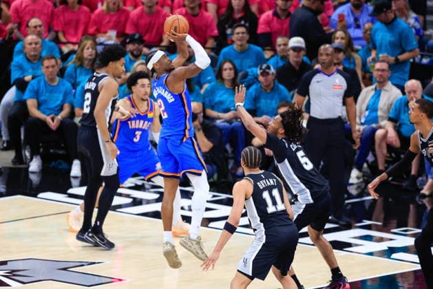NBA, Basketball Herren, USA West Conference Finals Game 3 - Oklahoma City Thunder vs San Antonio Spurs Oklahoma City Thunder guard Shai Gilgeous-Alexander (L) takes a shot over San Antonio Spurs guard Stephon Castle (R) during Game 3 of the NBA Western Conference Finals between the San Antonio Spurs and the Oklahoma City Thunder in San Antonio, USA, 22 May 2026. San Antonio United States  Copyright: xADAMxDAVISx