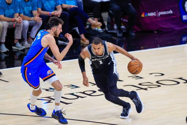 NBA, Basketball Herren, USA West Conference Finals Game 3 - Oklahoma City Thunder vs San Antonio Spurs San Antonio Spurs forward Victor Wembanyama (R) dribbles past Oklahoma City Thunder center Chet Holmgren (L) during Game 3 of the NBA Western Conference Finals between the San Antonio Spurs and the Oklahoma City Thunder in San Antonio, USA, 22 May 2026. San Antonio United States  Copyright: xADAMxDAVISx