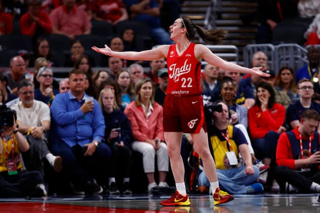 INDIANAPOLIS, IN - MAY 22: Indiana Fever guard Caitlin Clark (22) reacts to the no foul call in the first half of play during a WNBA, Basketball Damen, USA game between the Golden State Valkyries and the Indiana Fever on May 22, 2026 at Gainbridge Fieldhouse in Indianapolis, IN. (Photo by Jeffrey Brown Icon Sportswire) WNBA: MAY 22 Golden State Valkyries at Indiana Fever EDITORIAL USE ONLY Icon052226004