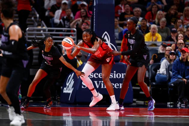 INDIANAPOLIS, IN - MAY 22: Indiana Fever center-forward Aliyah Boston (7) makes the pass back out during a WNBA, Basketball Damen, USA game between the Golden State Valkyries and the Indiana Fever on May 22, 2026 at Gainbridge Fieldhouse in Indianapolis, IN. (Photo by Jeffrey Brown Icon Sportswire) WNBA: MAY 22 Golden State Valkyries at Indiana Fever EDITORIAL USE ONLY Icon052226005