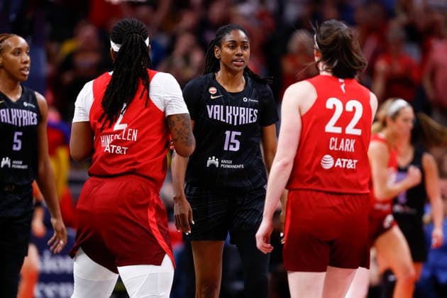 INDIANAPOLIS, IN - MAY 22: Golden State Valkyries guard Tiffany Hayes (15) and Indiana Fever guard Caitlin Clark (22) share words after Clark knocked down the three pointer in the second half of play during a WNBA, Basketball Damen, USA game between the Golden State Valkyries and the Indiana Fever on May 22, 2026 at Gainbridge Fieldhouse in Indianapolis, IN. (Photo by Jeffrey Brown Icon Sportswire) WNBA: MAY 22 Golden State Valkyries at Indiana Fever EDITORIAL USE ONLY Icon052226008