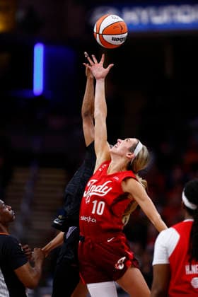INDIANAPOLIS, IN - MAY 22: Indiana Fever guard Lexie Hull (10) goes up for a jump ball in the second half of play during a WNBA, Basketball Damen, USA game between the Golden State Valkyries and the Indiana Fever on May 22, 2026 at Gainbridge Fieldhouse in Indianapolis, IN. (Photo by Jeffrey Brown Icon Sportswire) WNBA: MAY 22 Golden State Valkyries at Indiana Fever EDITORIAL USE ONLY Icon052226012