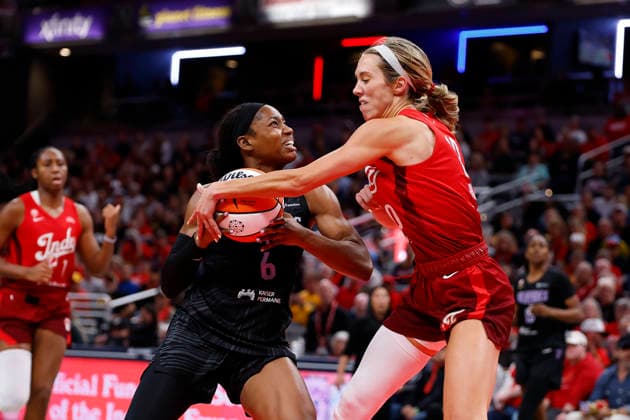 INDIANAPOLIS, IN - MAY 22: Indiana Fever guard Lexie Hull (10) goes for the steal of the ball with Golden State Valkyries guard-forward Kaila Charles (6) in the second half of play during a WNBA, Basketball Damen, USA game between the Golden State Valkyries and the Indiana Fever on May 22, 2026 at Gainbridge Fieldhouse in Indianapolis, IN. (Photo by Jeffrey Brown Icon Sportswire) WNBA: MAY 22 Golden State Valkyries at Indiana Fever EDITORIAL USE ONLY Icon052226017