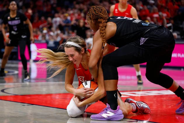 INDIANAPOLIS, IN - MAY 22: Indiana Fever guard Sophie Cunningham (8) battles for control of the loose ball with Golden State Valkyries forward Kayla Thornton (5) in the second half of play during a WNBA, Basketball Damen, USA game between the Golden State Valkyries and the Indiana Fever on May 22, 2026 at Gainbridge Fieldhouse in Indianapolis, IN. (Photo by Jeffrey Brown Icon Sportswire) WNBA: MAY 22 Golden State Valkyries at Indiana Fever EDITORIAL USE ONLY Icon052226020