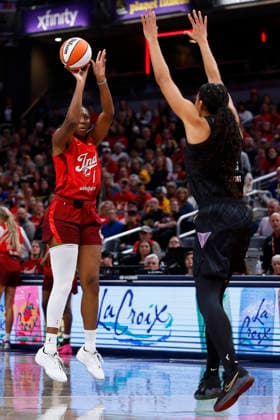 INDIANAPOLIS, IN - MAY 22: Indiana Fever center-forward Aliyah Boston (7) fires up her jump shot in the first half of play during a WNBA, Basketball Damen, USA game between the Golden State Valkyries and the Indiana Fever on May 22, 2026 at Gainbridge Fieldhouse in Indianapolis, IN. (Photo by Jeffrey Brown Icon Sportswire) WNBA: MAY 22 Golden State Valkyries at Indiana Fever EDITORIAL USE ONLY Icon052226022