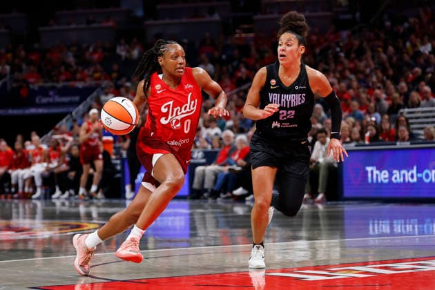 INDIANAPOLIS, IN - MAY 22: Indiana Fever guard Kelsey Mitchell (0) drives past guard Veronica Burton (22) of the Golden State Valkyries in the first half of play during a WNBA, Basketball Damen, USA game between the Golden State Valkyries and the Indiana Fever on May 22, 2026 at Gainbridge Fieldhouse in Indianapolis, IN. (Photo by Jeffrey Brown Icon Sportswire) WNBA: MAY 22 Golden State Valkyries at Indiana Fever EDITORIAL USE ONLY Icon052226024
