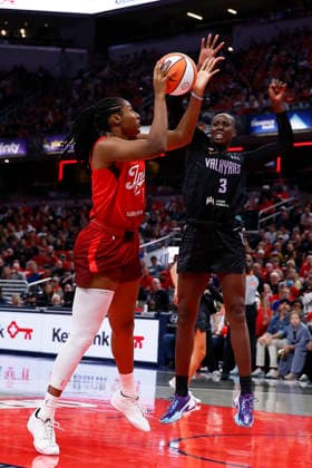 INDIANAPOLIS, IN - MAY 22: Indiana Fever center-forward Aliyah Boston (7) goes up with her shot while defended by forward Laeticia Amihere (3) of the Golden State Valkyries in the first half of play during a WNBA, Basketball Damen, USA game between the Golden State Valkyries and the Indiana Fever on May 22, 2026 at Gainbridge Fieldhouse in Indianapolis, IN. (Photo by Jeffrey Brown Icon Sportswire) WNBA: MAY 22 Golden State Valkyries at Indiana Fever EDITORIAL USE ONLY Icon052226026