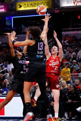 INDIANAPOLIS, IN - MAY 22: Indiana Fever guard Caitlin Clark (22) knocks down her shot over forward Janelle Salaun (13) of the Golden State Valkyries in the first half of play during a WNBA, Basketball Damen, USA game between the Golden State Valkyries and the Indiana Fever on May 22, 2026 at Gainbridge Fieldhouse in Indianapolis, IN. (Photo by Jeffrey Brown Icon Sportswire) WNBA: MAY 22 Golden State Valkyries at Indiana Fever EDITORIAL USE ONLY Icon052226027