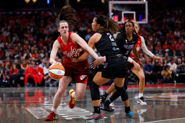 INDIANAPOLIS, IN - MAY 22: Indiana Fever guard Caitlin Clark (22) battles to get around guard Kaitlyn Chen (2) of the Golden State Valkyries in the first half of play during a WNBA, Basketball Damen, USA game between the Golden State Valkyries and the Indiana Fever on May 22, 2026 at Gainbridge Fieldhouse in Indianapolis, IN. (Photo by Jeffrey Brown Icon Sportswire) WNBA: MAY 22 Golden State Valkyries at Indiana Fever EDITORIAL USE ONLY Icon052226028