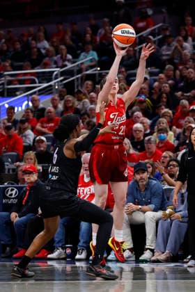 INDIANAPOLIS, IN - MAY 22: Indiana Fever guard Caitlin Clark (22) knocks down her three pointer in the first half of play during a WNBA, Basketball Damen, USA game between the Golden State Valkyries and the Indiana Fever on May 22, 2026 at Gainbridge Fieldhouse in Indianapolis, IN. (Photo by Jeffrey Brown Icon Sportswire) WNBA: MAY 22 Golden State Valkyries at Indiana Fever EDITORIAL USE ONLY Icon052226031