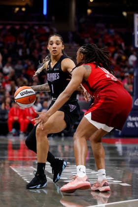 INDIANAPOLIS, IN - MAY 22: Golden State Valkyries forward Gabby Williams (1) brings the ball up court while defended by Indiana Fever guard Kelsey Mitchell (0) in the second half of playduring a WNBA, Basketball Damen, USA game between the Golden State Valkyries and the Indiana Fever on May 22, 2026 at Gainbridge Fieldhouse in Indianapolis, IN. (Photo by Jeffrey Brown Icon Sportswire) WNBA: MAY 22 Golden State Valkyries at Indiana Fever EDITORIAL USE ONLY Icon052226034