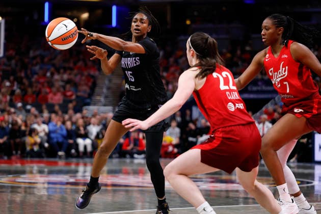 INDIANAPOLIS, IN - MAY 22:Golden State Valkyries guard Tiffany Hayes (15) throws a pass in the second half of play during a WNBA, Basketball Damen, USA game between the Golden State Valkyries and the Indiana Fever on May 22, 2026 at Gainbridge Fieldhouse in Indianapolis, IN. (Photo by Jeffrey Brown Icon Sportswire) WNBA: MAY 22 Golden State Valkyries at Indiana Fever EDITORIAL USE ONLY Icon052226036