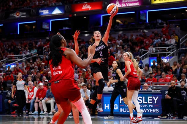 INDIANAPOLIS, IN - MAY 22: Golden State Valkyries guard Kaitlyn Chen (2) drives to the basket and goes in for two in the second half of play during a WNBA, Basketball Damen, USA game between the Golden State Valkyries and the Indiana Fever on May 22, 2026 at Gainbridge Fieldhouse in Indianapolis, IN. (Photo by Jeffrey Brown Icon Sportswire) WNBA: MAY 22 Golden State Valkyries at Indiana Fever EDITORIAL USE ONLY Icon052226039