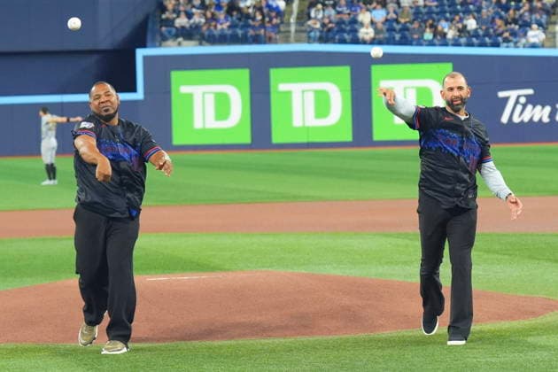 May 22, 2026, Toronto, On, CAN: Former Toronto Blue Jays players Edwin Encarnacion (left) and Jose Bautista throw out a joint ceremonial first pitch before the Blue Jays take on the Pittsburgh Pirates in MLB, Baseball Herren, USA baseball action in Toronto on Friday, May 22, 2026. Edwin Encarnacion ; Jose Bautista  - ZUMAc35_ 20260522_zaf_c35_173 Copyright: xChrisxYoungx
