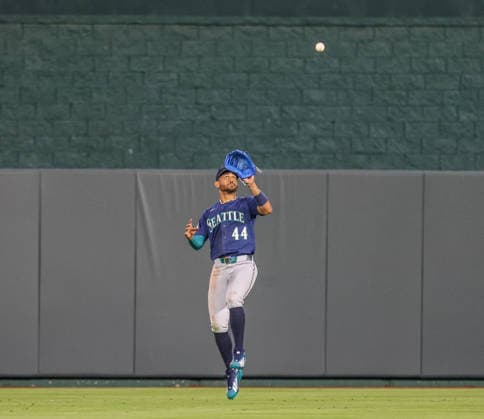 MLB, Baseball Herren, USA 2026: Mariners Vs Royals May 22 MAY 22, 2026: Seattle Mariners center fielder Julio RodroÂ­guez (44) catches a fly ball in the 8th inning against the Kansas City Royals at Kauffman Stadium in Kansas City, MO. Roman Puno CSM (Credit Image: Â Roman Puno Cal Media) Kansas City Missouri United States EDITORIAL USE ONLY Copyright: xx ZUMA-20260522_zma_c04_066.jpg RomanxPunox csmphotothree491402