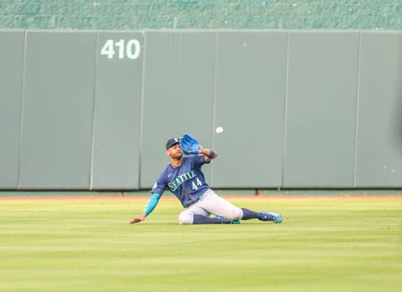 MLB, Baseball Herren, USA 2026: Mariners Vs Royals May 22 MAY 22, 2026: Seattle Mariners center fielder Julio RodroÂ­guez (44) catches a fly ball in the 2nd inning against the Kansas City Royals at Kauffman Stadium in Kansas City, MO. Roman Puno CSM (Credit Image: Â Roman Puno Cal Media) Kansas City Missouri United States EDITORIAL USE ONLY Copyright: xx ZUMA-20260522_zma_c04_052.jpg RomanxPunox csmphotothree491393
