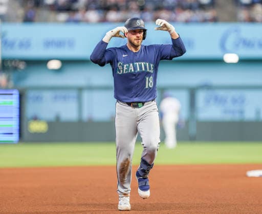 MLB, Baseball Herren, USA 2026: Mariners Vs Royals May 22 MAY 22, 2026: Seattle Mariners catcher Mitch Garver (18) celebrates at third base after hitting a home run against the Kansas City Royals at Kauffman Stadium in Kansas City, MO. Roman Puno CSM (Credit Image: Â Roman Puno Cal Media) Kansas City Missouri United States EDITORIAL USE ONLY Copyright: xx ZUMA-20260522_zma_c04_079.jpg RomanxPunox csmphotothree491415