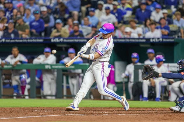 MLB, Baseball Herren, USA 2026: Mariners Vs Royals May 22 MAY 22, 2026: Kansas City Royals infielder Michael Massey (19) hits a single in the 8th inning against the Seattle Mariners at Kauffman Stadium in Kansas City, MO. Roman Puno CSM (Credit Image: Â Roman Puno Cal Media) Kansas City Missouri United States EDITORIAL USE ONLY Copyright: xx ZUMA-20260522_zma_c04_077.jpg RomanxPunox csmphotothree491417