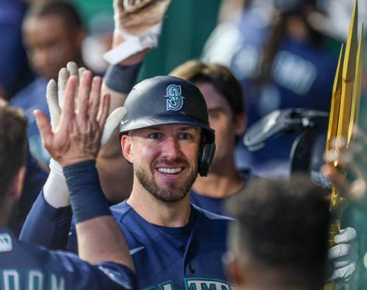 MLB, Baseball Herren, USA 2026: Mariners Vs Royals May 22 MAY 22, 2026: Seattle Mariners catcher Mitch Garver (18) celebrates in the dugout against the Kansas City Royals at Kauffman Stadium in Kansas City, MO. Roman Puno CSM (Credit Image: Â Roman Puno Cal Media) Kansas City Missouri United States EDITORIAL USE ONLY Copyright: xx ZUMA-20260522_zma_c04_076.jpg RomanxPunox csmphotothree491418