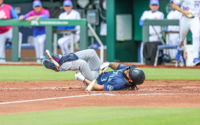 MAY 22, 2026: Seattle Mariners shortstop J.P. Crawford (3) reacts after fouling off a ball off his foot against the Kansas City Royals at Kauffman Stadium in Kansas City, MO. CSM MLB, Baseball Herren, USA 2026: Mariners Vs Royals May 22  - ZUMAc04_ 20260522_zma_c04_053 Copyright: xRomanxPunox