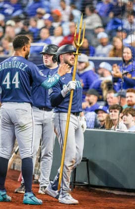 MAY 22, 2026: Seattle Mariners catcher Mitch Garver (18) celebrates with a teammate against the Kansas City Royals at Kauffman Stadium in Kansas City, MO. CSM MLB, Baseball Herren, USA 2026: Mariners Vs Royals May 22  - ZUMAc04_ 20260522_zma_c04_058 Copyright: xRomanxPunox