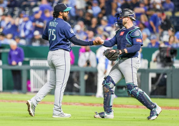 MAY 22, 2026: Seattle Mariners relief pitcher Andro s MuoÂ±oz (75) and Seattle Mariners catcher Mitch Garver (18) celebrates after a win against the Kansas City Royals at Kauffman Stadium in Kansas City, MO. CSM MLB, Baseball Herren, USA 2026: Mariners Vs Royals May 22  - ZUMAc04_ 20260522_zma_c04_060 Copyright: xRomanxPunox
