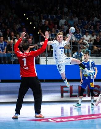 DAIKIN HBL HANDBALL MEN 1 BL 32 GAME DAY THSV EISENACH TBV LEMGO LIPPE FOR EDITORIAL PURPOSES ONLY p 22 05 2026 Eisenach DAIKIN HBL Handball 1 Bundesliga Men Season 2025 2026 32 Matchday Werner Assmann Halle ThSV Eisenach TBV Lemgo Lippe in photo Jarnes Faust 35 TBV Lemgo Lippe in duel with goalkeeper Matija Spikic 1 ThSV Eisenach Germany Thuringia Eisenach Copyright SaschaxFromm Copyright: SaschaxFromm doc85yrjs92mirjfiq8b42 ,EDITORIAL USE ONLY Copyright: SaschaxFromm