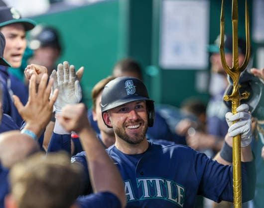 MAY 22, 2026: Seattle Mariners catcher Mitch Garver (18) celebrates in the dugout against the Kansas City Royals at Kauffman Stadium in Kansas City, MO. CSM MLB, Baseball Herren, USA 2026: Mariners Vs Royals May 22  - ZUMAc04_ 20260522_zma_c04_072 Copyright: xRomanxPunox
