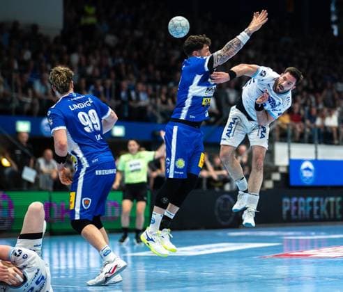 DAIKIN HBL HANDBALL MEN 1 BL 32 GAME DAY THSV EISENACH TBV LEMGO LIPPE FOR EDITORIAL PURPOSES ONLY p 22 05 2026 Eisenach DAIKIN HBL Handball 1 Bundesliga Men Season 2025 2026 32 Matchday Werner Assmann Halle ThSV Eisenach TBV Lemgo Lippe in photo Justin Kurch 52 ThSV Eisenach in duel with Tim Suton 23 TBV Lemgo Lippe Germany Thuringia Eisenach Copyright SaschaxFromm Copyright: SaschaxFromm doc85yrmkl0ugx10s6w7nqv ,EDITORIAL USE ONLY Copyright: SaschaxFromm
