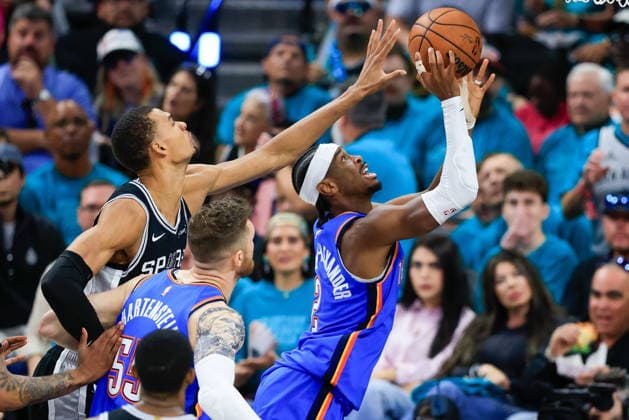 NBA, Basketball Herren, USA West Conference Finals Game 3 - Oklahoma City Thunder vs San Antonio Spurs epaselect San Antonio Spurs forward Victor Wembanyama (L) blocks a shot by Oklahoma City Thunder guard Shai Gilgeous-Alexander (R) during Game 3 of the NBA Western Conference Finals between the San Antonio Spurs and the Oklahoma City Thunder in San Antonio, USA, 22 May 2026. San Antonio United States  Copyright: xADAMxDAVISx