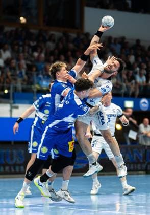 DAIKIN HBL HANDBALL MEN 1 BL 32 GAME DAY THSV EISENACH TBV LEMGO LIPPE FOR EDITORIAL PURPOSES ONLY p 22 05 2026 Eisenach DAIKIN HBL Handball 1 Bundesliga Men Season 2025 2026 32 Matchday Werner Assmann Halle ThSV Eisenach TBV Lemgo Lippe in the photo Tim Suton 23 TBV Lemgo Lippe in a duel with Tillman Leu 99 ThSV Eisenach and Justin Kurch 52 ThSV Eisenach Germany Thuringia Eisenach Copyright SaschaxFromm Copyright: SaschaxFromm doc85yrnf5a8i81gq95qnqv ,EDITORIAL USE ONLY Copyright: SaschaxFromm