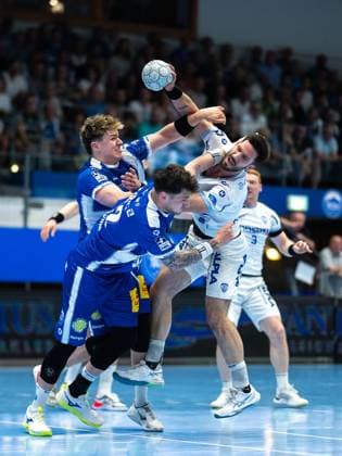 DAIKIN HBL HANDBALL MEN 1 BL 32 GAME DAY THSV EISENACH TBV LEMGO LIPPE FOR EDITORIAL PURPOSES ONLY p 22 05 2026 Eisenach DAIKIN HBL Handball 1 Bundesliga Men Season 2025 2026 32 Matchday Werner Assmann Halle ThSV Eisenach TBV Lemgo Lippe in the photo Tim Suton 23 TBV Lemgo Lippe in a duel with Tillman Leu 99 ThSV Eisenach and Justin Kurch 52 ThSV Eisenach Germany Thuringia Eisenach Copyright SaschaxFromm Copyright: SaschaxFromm doc85yrnjh5ndv49mk1nqv ,EDITORIAL USE ONLY Copyright: SaschaxFromm