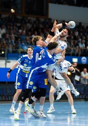 DAIKIN HBL HANDBALL MEN 1 BL 32 GAME DAY THSV EISENACH TBV LEMGO LIPPE FOR EDITORIAL PURPOSES ONLY p 22 05 2026 Eisenach DAIKIN HBL Handball 1 Bundesliga Men Season 2025 2026 32 Matchday Werner Assmann Halle ThSV Eisenach TBV Lemgo Lippe in the photo Tim Suton 23 TBV Lemgo Lippe in a duel with Tillman Leu 99 ThSV Eisenach and Justin Kurch 52 ThSV Eisenach Germany Thuringia Eisenach Copyright SaschaxFromm Copyright: SaschaxFromm doc85yrodc99j711sc3inqv ,EDITORIAL USE ONLY Copyright: SaschaxFromm