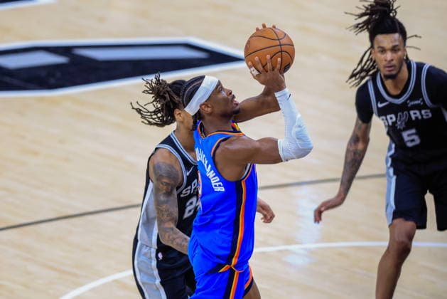 NBA, Basketball Herren, USA West Conference Finals Game 3 - Oklahoma City Thunder vs San Antonio Spurs Oklahoma City Thunder guard Shai Gilgeous-Alexander (C) in action during Game 3 of the NBA Western Conference Finals between the San Antonio Spurs and the Oklahoma City Thunder in San Antonio, Texas, USA, 22 May 2026. San Antonio United States  Copyright: xADAMxDAVISx