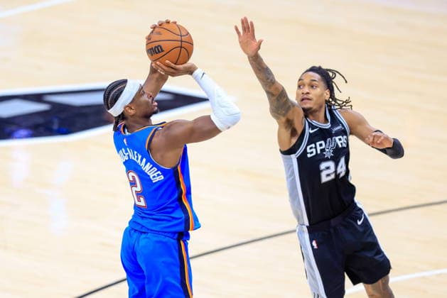 NBA, Basketball Herren, USA West Conference Finals Game 3 - Oklahoma City Thunder vs San Antonio Spurs Oklahoma City Thunder guard Shai Gilgeous-Alexander (L) takes a shot over San Antonio Spurs guard Devin Vassell (R) during Game 3 of the NBA Western Conference Finals between the San Antonio Spurs and the Oklahoma City Thunder in San Antonio, Texas, USA, 22 May 2026. San Antonio United States  Copyright: xADAMxDAVISx
