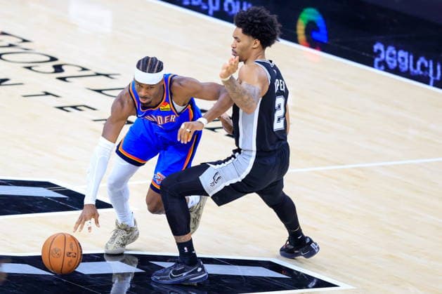 NBA, Basketball Herren, USA West Conference Finals Game 3 - Oklahoma City Thunder vs San Antonio Spurs Oklahoma City Thunder guard Shai Gilgeous-Alexander (L) dribbles past San Antonio Spurs guard Dylan Harper (R) during Game 3 of the NBA Western Conference Finals between the San Antonio Spurs and the Oklahoma City Thunder in San Antonio, Texas, USA, 22 May 2026. San Antonio United States  Copyright: xADAMxDAVISx