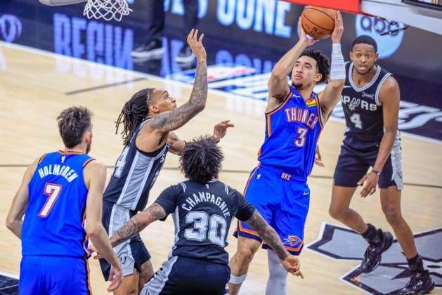 NBA, Basketball Herren, USA West Conference Finals Game 3 - Oklahoma City Thunder vs San Antonio Spurs Oklahoma City Thunder guard Jared McCain (2 R) in action during Game 3 of the NBA Western Conference Finals between the San Antonio Spurs and the Oklahoma City Thunder in San Antonio, Texas, USA, 22 May 2026. San Antonio United States  Copyright: xADAMxDAVISx