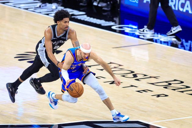 NBA, Basketball Herren, USA West Conference Finals Game 3 - Oklahoma City Thunder vs San Antonio Spurs San Antonio Spurs guard Dylan Harper (L) attempts to steal the ball from Oklahoma City Thunder guard Alex Caruso (R) during Game 3 of the NBA Western Conference Finals between the San Antonio Spurs and the Oklahoma City Thunder in San Antonio, Texas, USA, 22 May 2026. San Antonio United States  Copyright: xADAMxDAVISx