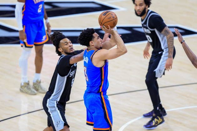 NBA, Basketball Herren, USA West Conference Finals Game 3 - Oklahoma City Thunder vs San Antonio Spurs Oklahoma City Thunder guard Jared McCain (R) takes a shot past San Antonio Spurs guard Devin Vassell (L) during Game 3 of the NBA Western Conference Finals between the San Antonio Spurs and the Oklahoma City Thunder in San Antonio, Texas, USA, 22 May 2026. San Antonio United States  Copyright: xADAMxDAVISx