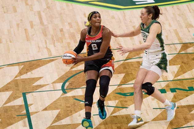 May 22, 2026, Seattle, Washington, USA: Connecticut forward AALIYAH EDWARDS (8) looks to the rim while guarded by Seattle forward MACKENZIE HOLMES (54) in the first quarter of the WNBA, Basketball Damen, USA match between the Seattle Storm and Connecticut Sun at Climate Pledge Arena in Seattle. WNBA 2026: Seattle 77:59 Connecticut  - ZUMAd218 20260522_zsp_d218_002 Copyright: xRichardxDizonx