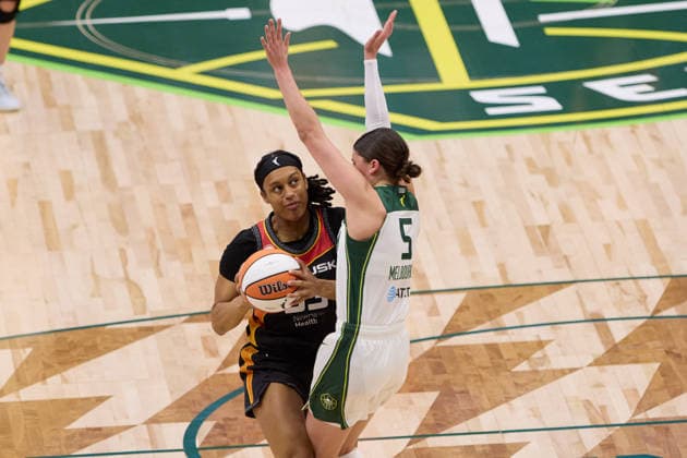 May 22, 2026, Seattle, Washington, USA: Connecticut forward NELL ANGLOMA (33) controls the basketball while defended by Seattle guard JADE MELBOURNE (5) in the first quarter of the WNBA, Basketball Damen, USA match between the Seattle Storm and Connecticut Sun at Climate Pledge Arena in Seattle. WNBA 2026: Seattle 77:59 Connecticut  - ZUMAd218 20260522_zsp_d218_003 Copyright: xRichardxDizonx