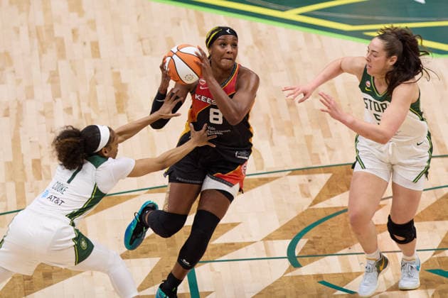 May 22, 2026, Seattle, Washington, USA: Connecticut forward AALIYAH EDWARDS (8) drives to the rim while defended by Seattle guard ZIA COOKE (7) and forward MACKENZIE HOLMES (54) in the first quarter of the WNBA, Basketball Damen, USA match between the Seattle Storm and Connecticut Sun at Climate Pledge Arena in Seattle. WNBA 2026: Seattle 77:59 Connecticut  - ZUMAd218 20260522_zsp_d218_004 Copyright: xRichardxDizonx