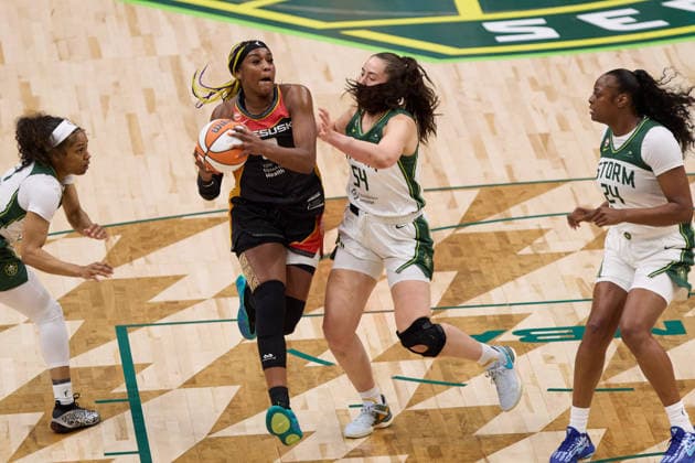 May 22, 2026, Seattle, Washington, USA: Connecticut forward AALIYAH EDWARDS (8) controls the basketball while defended by Seattle forward MACKENZIE HOLMES (54) in the first quarter of the WNBA, Basketball Damen, USA match between the Seattle Storm and Connecticut Sun at Climate Pledge Arena in Seattle. WNBA 2026: Seattle 77:59 Connecticut  - ZUMAd218 20260522_zsp_d218_005 Copyright: xRichardxDizonx