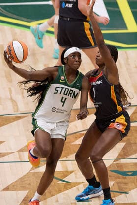 May 22, 2026, Seattle, Washington, USA: Seattle guard FLAUJAE JOHNSON (4) looks to the rim while defended by Connecticut forward DIAMOND MILLER (1) in the third quarter of the WNBA, Basketball Damen, USA match between the Seattle Storm and Connecticut Sun at Climate Pledge Arena in Seattle. WNBA 2026: Seattle 77:59 Connecticut  - ZUMAd218 20260522_zsp_d218_013 Copyright: xRichardxDizonx