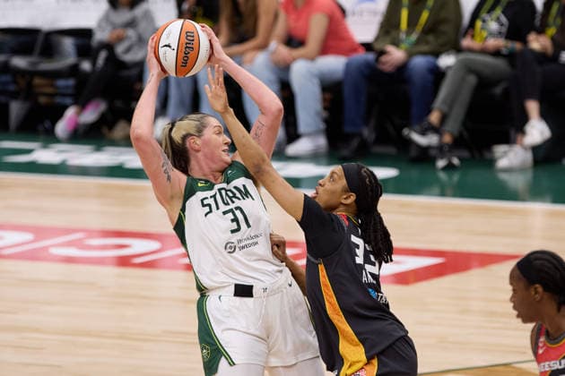 May 22, 2026, Seattle, Washington, USA: Seattle center STEFANIE DOLSON (31) controls the basketball with defensive pressure from Connecticut forward NELL ANGLOMA (33) in the third quarter of the WNBA, Basketball Damen, USA match between the Seattle Storm and Connecticut Sun at Climate Pledge Arena in Seattle. WNBA 2026: Seattle 77:59 Connecticut  - ZUMAd218 20260522_zsp_d218_017 Copyright: xRichardxDizonx